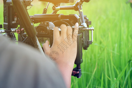 电影业摄像员用相机拍电影场景主题数字的手图片