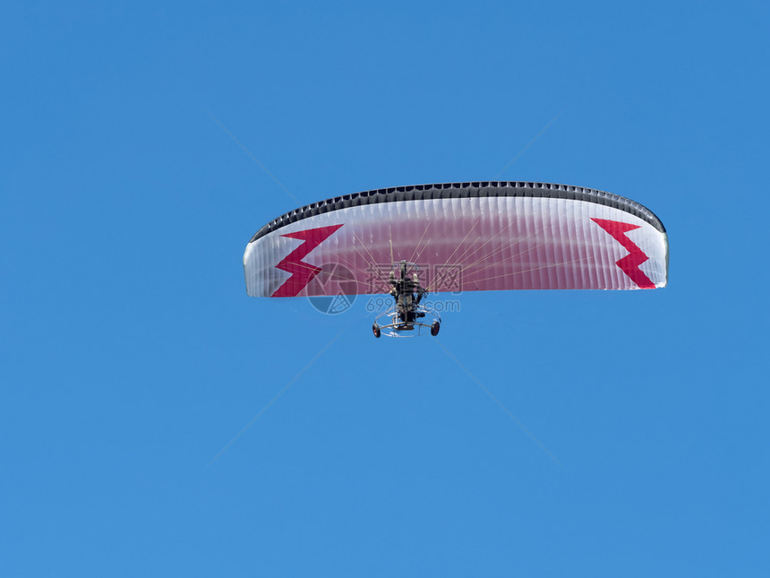 参加运动在马车抛翔处飞行在滑伞上飞行动段落跳线图片