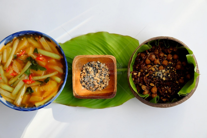 越南菜来自红大米美味和营养的午餐饭土制食物在椰子贝壳碗中富有营养绿叶上含芝麻盐白饭丰富多彩的盘子图片