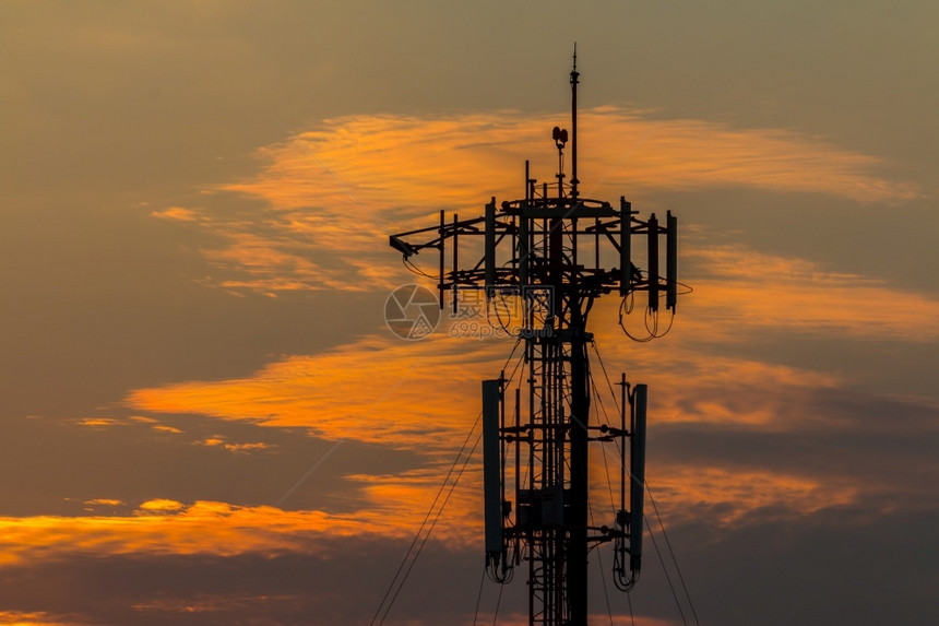 白色的信号日落背景Silhouette电讯塔天线图片