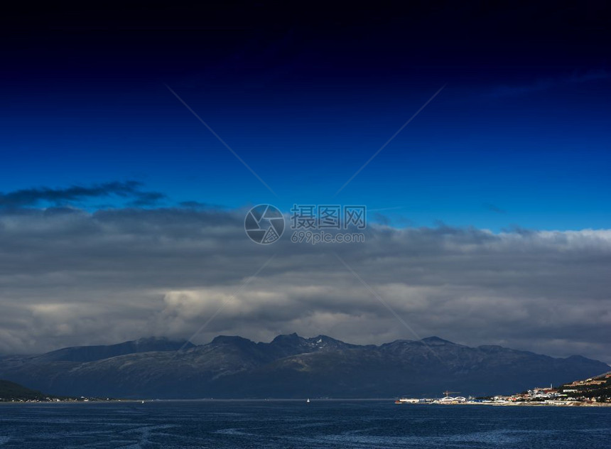 挪威山风景背上的云彩挪威山风景背高清上的云彩充满活力特罗姆瑟作品图片