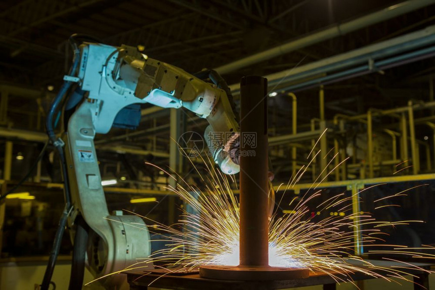 工业机器人正在运动中焊接汽车部件自动机工业40火花图片