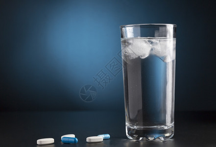 药丸和一杯冷饮药丸和一杯用水纯度健康医疗的图片