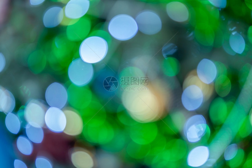 圣诞和新年绿色树背景装饰绿圣诞树背景装饰及圣诞节贺礼照片包裹装饰的Bokehbookh和圣诞问候喜庆的辉光假期图片
