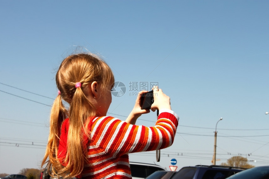 集中简单小女孩在无云的蓝天背景下拍摄了城市象校对Portnoy场景图片