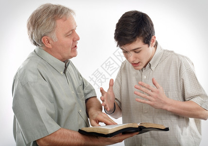 福音传道者手转换父亲或传道者向儿子或青年说教背景