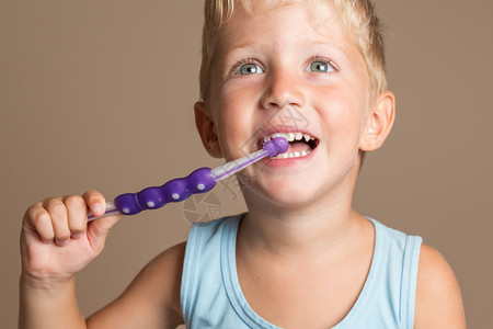 刷牙的男孩背景图片