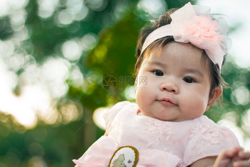 婴儿女孩近身肖像亚洲可爱的有自然光背景女婴吸引人图片