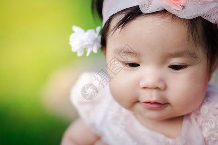 晴天喜悦女近身肖像亚洲可爱的有自然光背景女婴图片