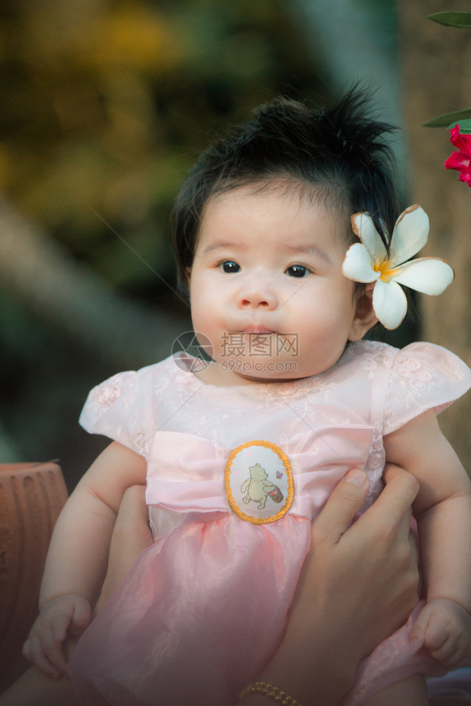 外部喜悦近身肖像亚洲可爱的有自然光背景女婴美丽图片