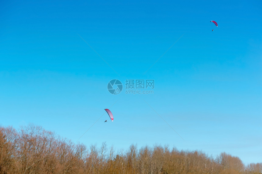发动机自由然滑翔伞者喜欢飞行乘坐滑翔机飞行参加运动和乘摩托车滑翔机的体育运动图片