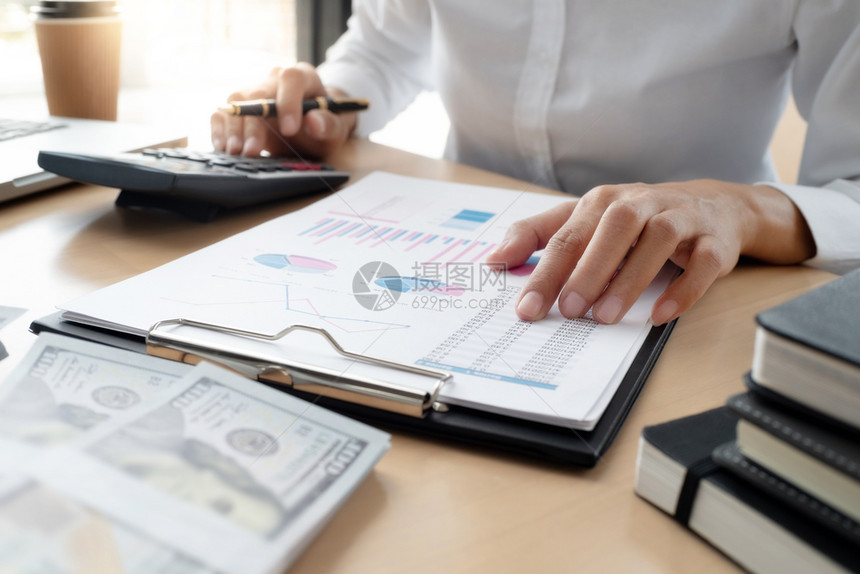 笔男人收费和税概念男企业审计员在咖啡厅使用计算器银行业图片