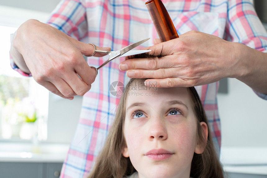 错误父母自己被禁闭期间在家中做外科母亲剖腹产担心女儿的头发图片