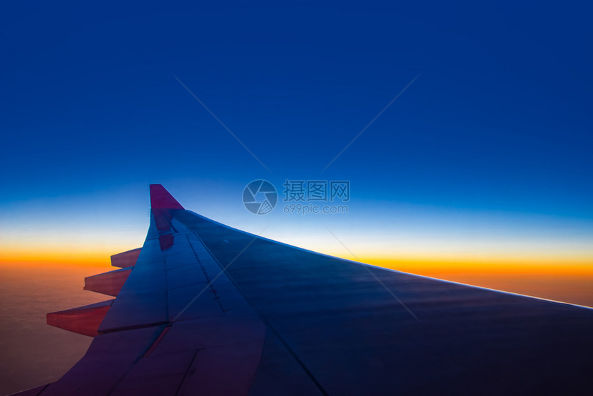 景观大气层高度350英尺的飞机窗下日落天空白色的图片