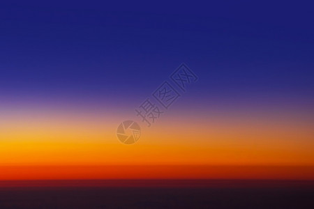 拉姆萨尔景观土地高度350英尺的飞机窗下日落天空出设计图片