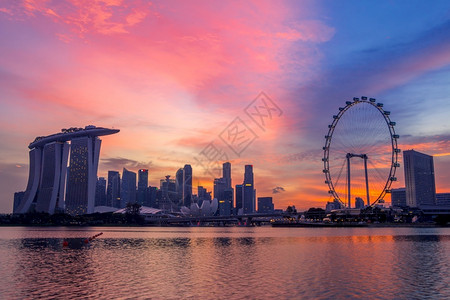 新加坡日落天柱和主要展台新加坡飞轮玛丽娜湾沙地粉红日落新加坡艺术科学博物馆新加坡美术塔海滨传单图片