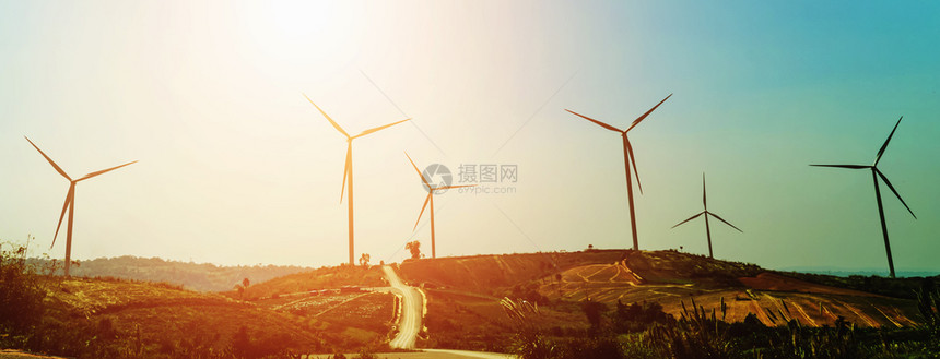 白色的现代在山丘和日落自然风力涡轮机中考虑生态电力能源的概念效率图片