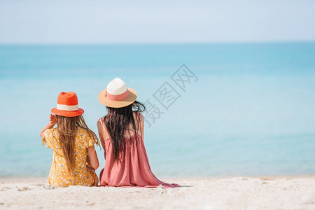 水年轻美丽的母亲和小女儿在热带海滩美丽的母亲和女儿在海滩自然图片