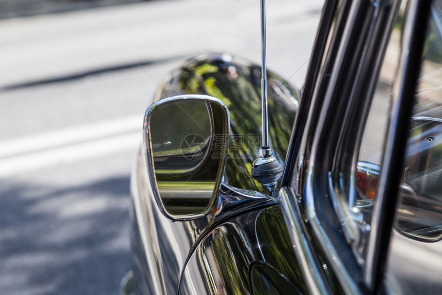 强光闪亮的欧洲与美国古老经典汽车在街上推出的汽车影展细节校对Portnoy风俗图片