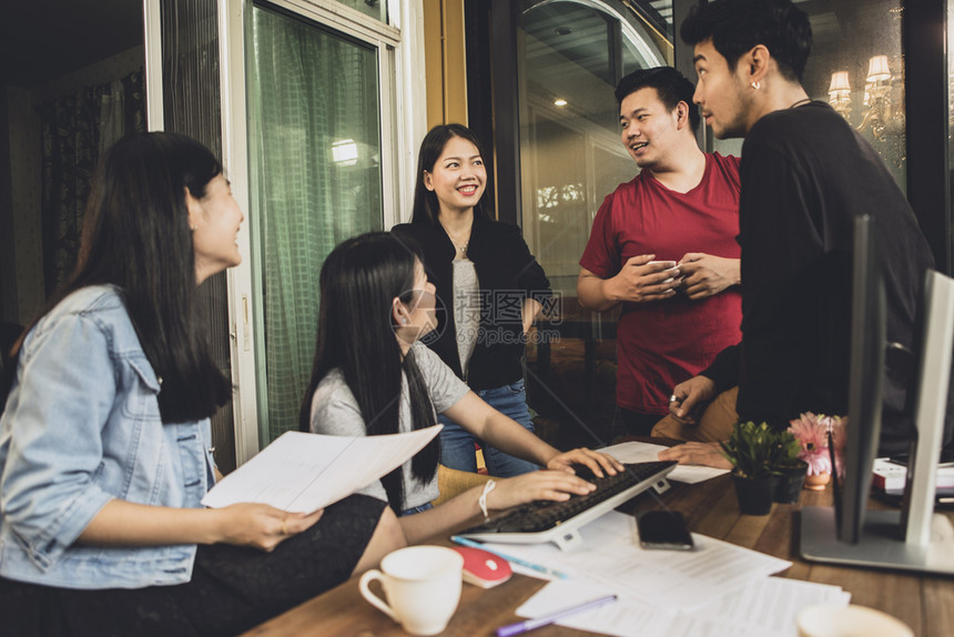 年轻的团队成功在主办公室休息的亚洲自由职业者小组与在家庭办公室闲聊交谈图片