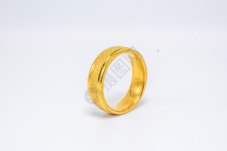 庆典仪式珠宝白色背景的黄金环市场上的黄金价格图片