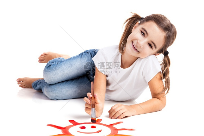 拿着画笔在地上画画的小女孩图片