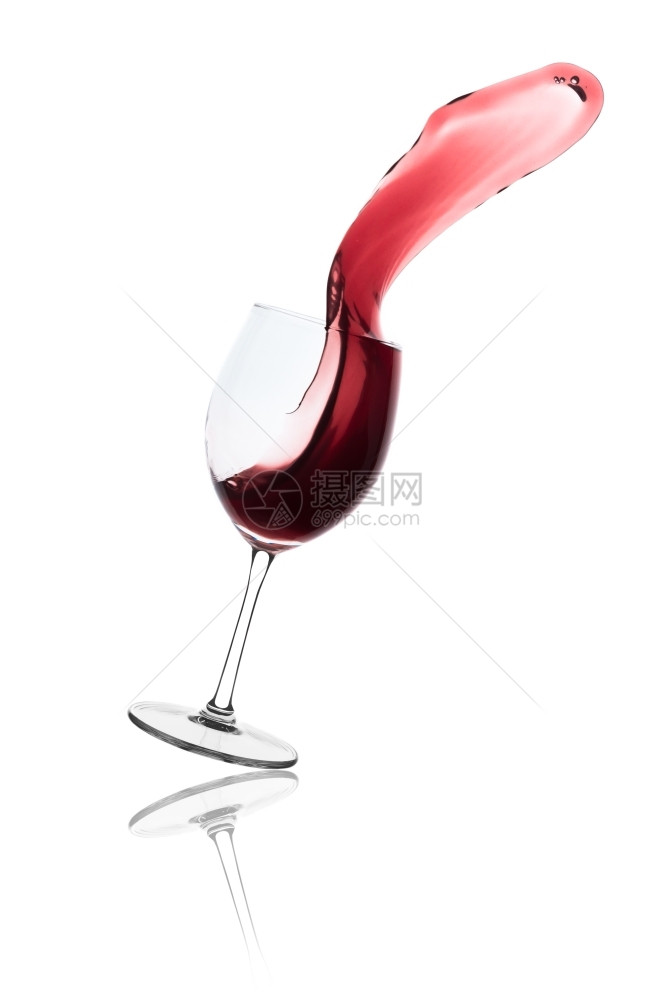 运动庆祝碗红葡萄酒从玻璃杯中喷出孤立在白色上图片