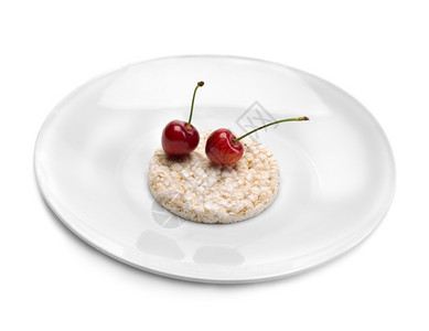 但是健康饮食两份樱桃在大盘子上的米饼成熟浆果红色的图片