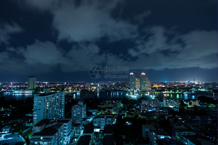 曼谷市拥有高楼和小房子晚上居住密度很高在夜间居住密度宅旅行酒店图片