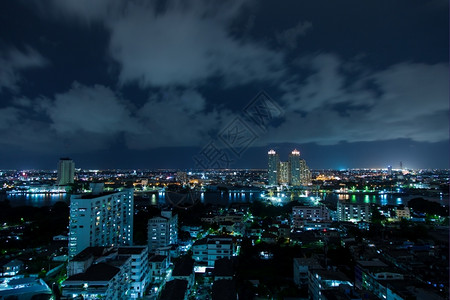 曼谷市拥有高楼和小房子晚上居住密度很高在夜间居住密度宅旅行酒店图片