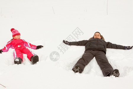 哥和姐玩雪天使男脸女孩图片