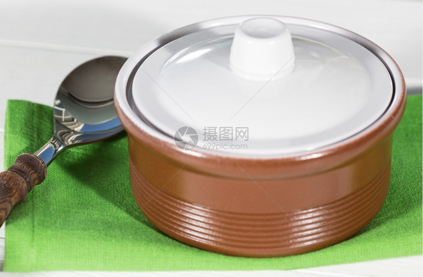 烤箱器皿白木桌上的Clay锅厨具手工制作的图片
