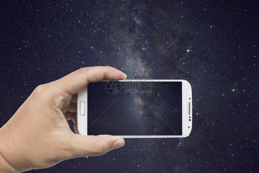 手持智能机拍摄有恒星的银河系丰富多彩的质地夜晚图片