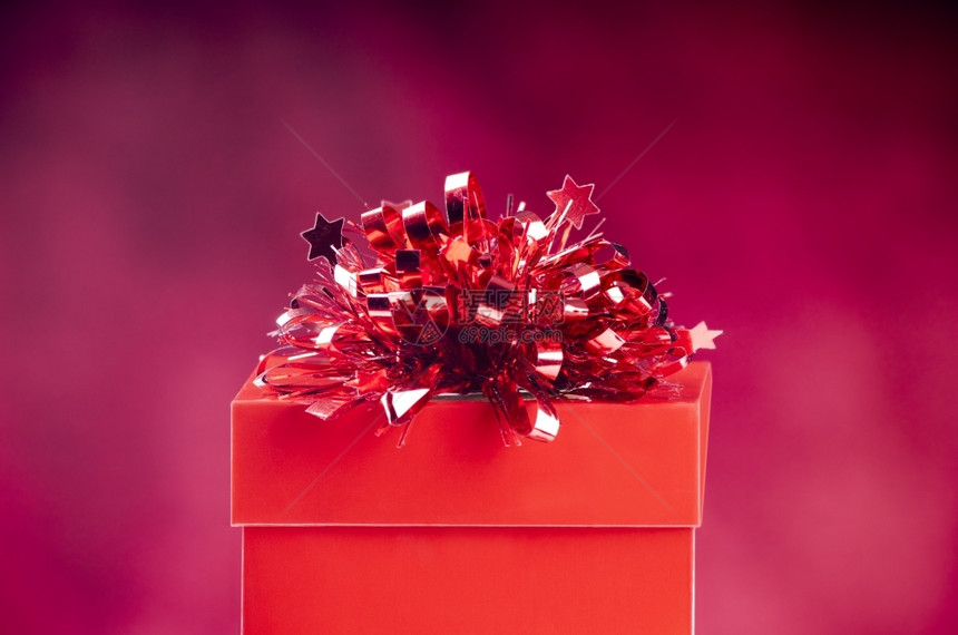 亮红色礼物盒装饰在模糊的红色背景上季节喜庆的弓图片