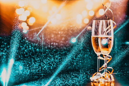 火花两杯香槟和节假日灯新年庆祝会典闪光喝图片