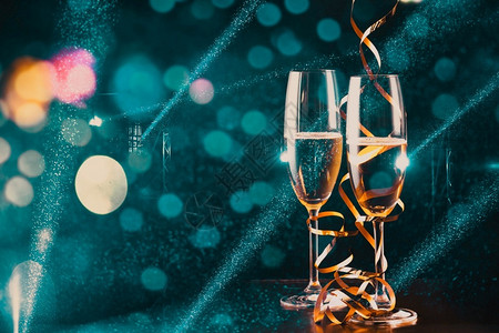 吐司两杯香槟和节假日灯新年庆祝会典的圣诞节图片