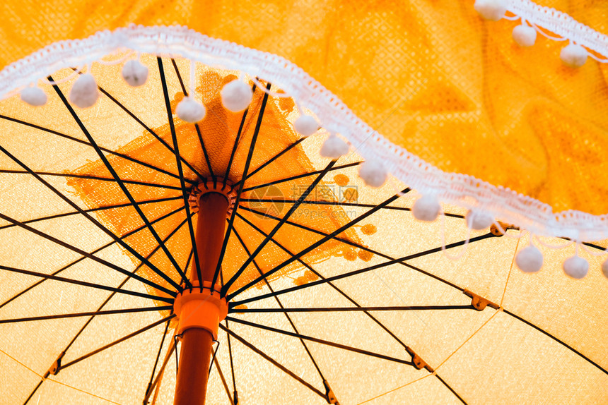传教仪式中使用的古老雨伞细节传统颜色美丽图片