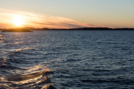 太阳北极洋面风景和傍晚夕阳的海洋景观光束灾难图片