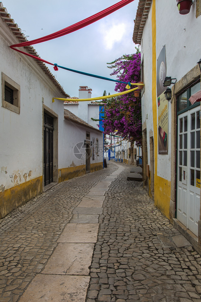 欧洲的镇狭窄中世纪葡萄牙高地市的狭小多彩街道图片
