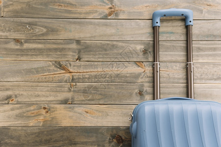 蓝色手提箱以木制背景的蓝色旅行李箱成熟蓝色的数字化背景