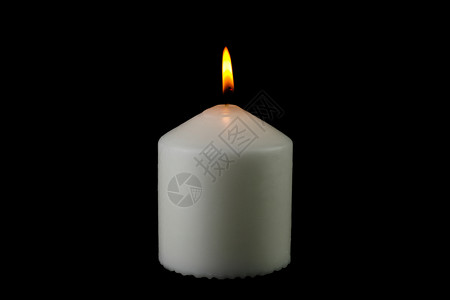 火焰烛光温暖的在黑色背景上闪亮燃烧的灯光蜡烛图片