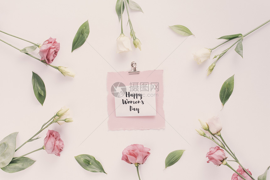 优质的快乐女子白天用玫瑰花做碑文女卡片图片