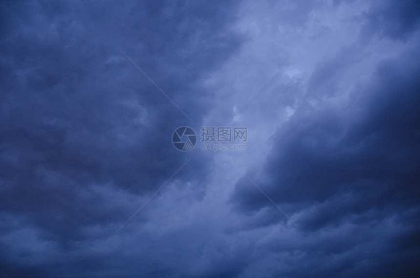 暴风雨开始之前的乌云有微小灰尘场景龙卷风美丽图片