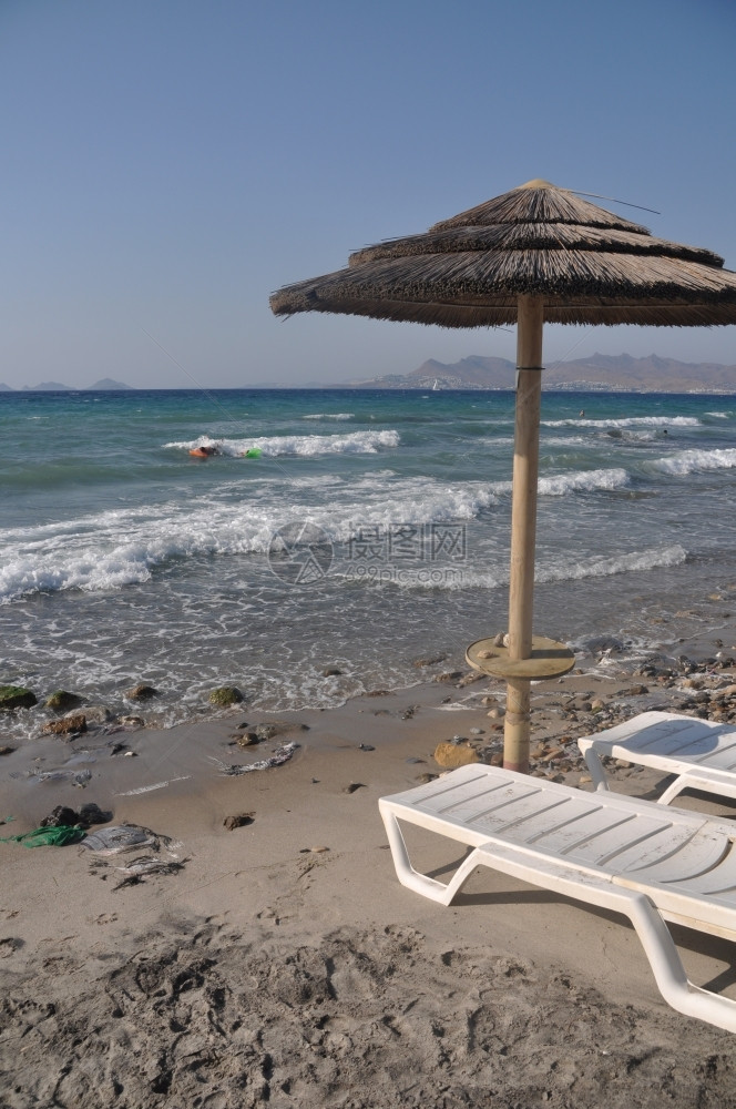 美丽的海滩带雨伞和椅子在希腊土耳其的科斯Kos放松天蓝色海岸图片