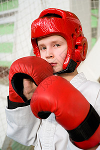 穿红头盔和手套的天主教男孩让泰拳道冲进摄像头相机武术胜利图片