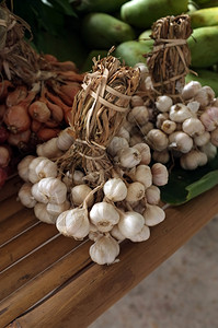 农业市场桌上的大蒜特辑照片美食节图片