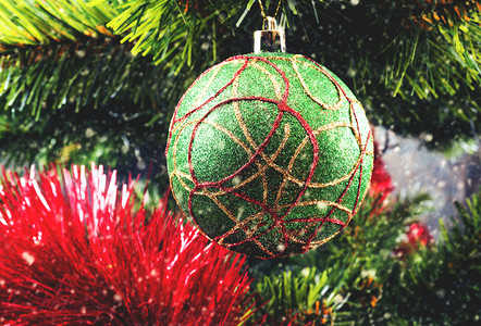 圣诞树多彩装饰球图片