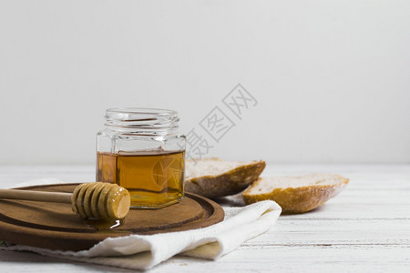 坚果脆皮健康带有蜂蜜木板的面包图片