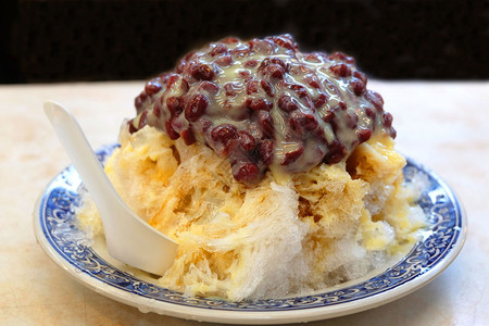 传统的食物Patbingsu韩国刮冰和甜红豆粉碗图片