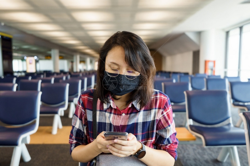 航班行李穿戴面罩的女子在机场旅行社交19年后的新生活方式旅行和泡沫概念共融19后旅行健康图片